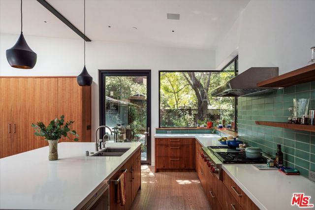 2056 Oakstone, Los Angeles, CA 90046