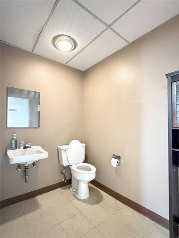 8365 University Boulevard A, Clive, IA 50325