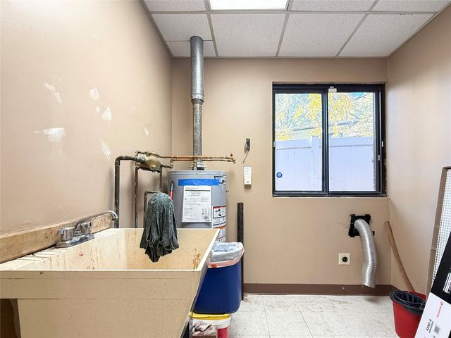 8365 University Boulevard A, Clive, IA 50325