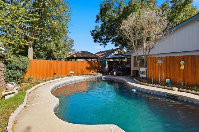 2909 Oakridge Drive, Bedford, TX 76021