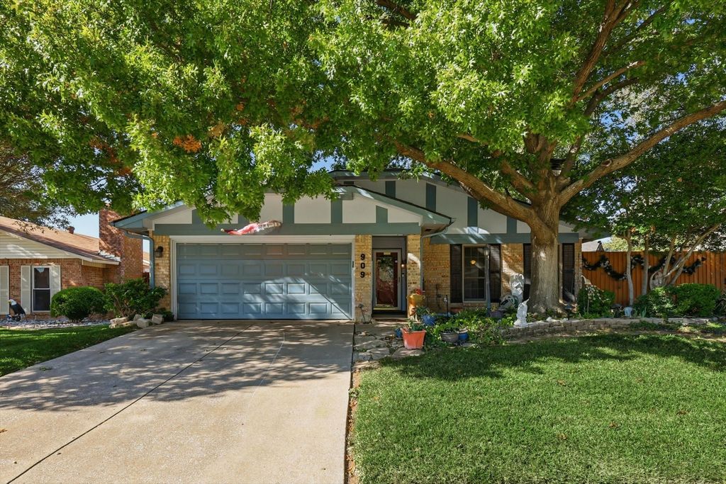 2909 Oakridge Drive, Bedford, TX 76021