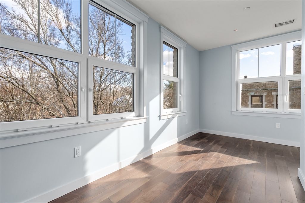 136 Babcock St 402, Brookline, MA 02446