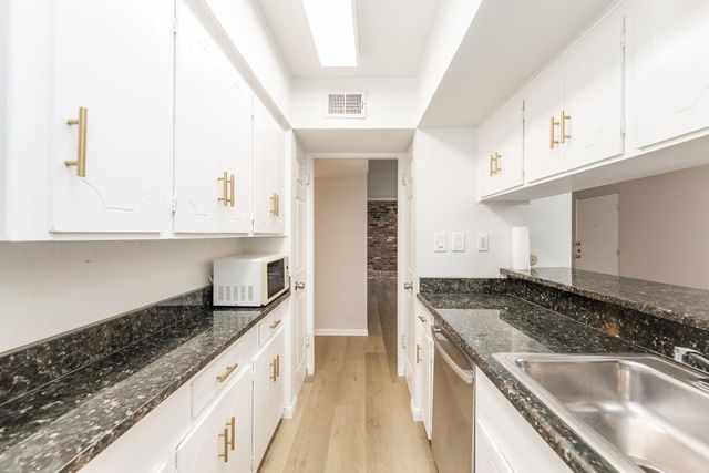 2101 Fountain View Drive 46C, Houston, TX 77057