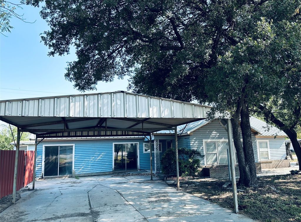 1405 E Central Avenue, Comanche, TX 76442