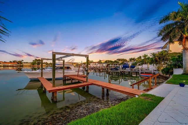 530 79TH STREET S, St Petersburg, FL 33707