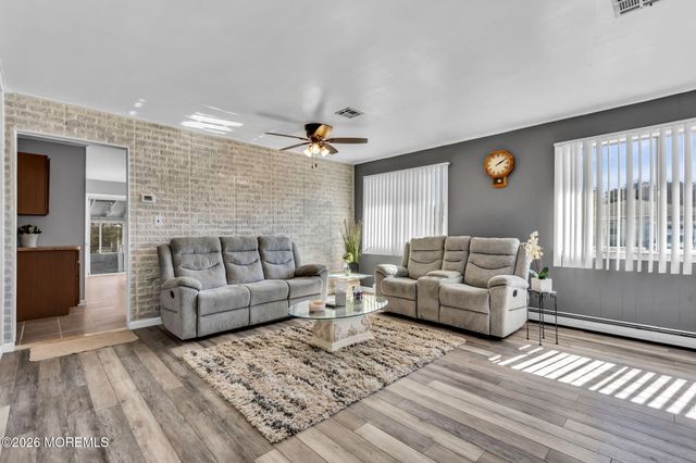 31 Boca Raton Street, Toms River, NJ 08757