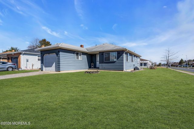 31 Boca Raton Street, Toms River, NJ 08757