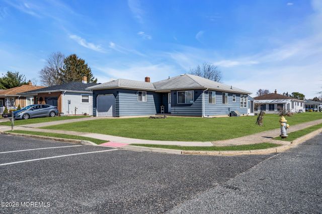 31 Boca Raton Street, Toms River, NJ 08757