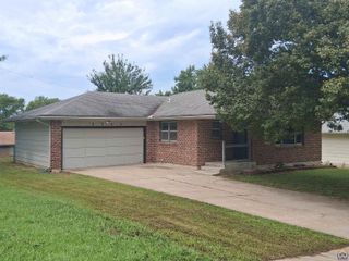 3713 SE Long ST, Topeka, KS 66609