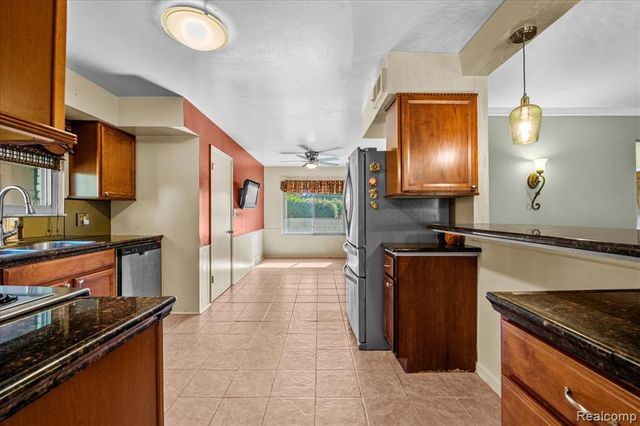 27957 Tavistock Trail, Southfield, MI 48034