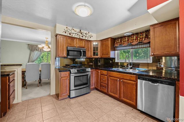 27957 Tavistock Trail, Southfield, MI 48034
