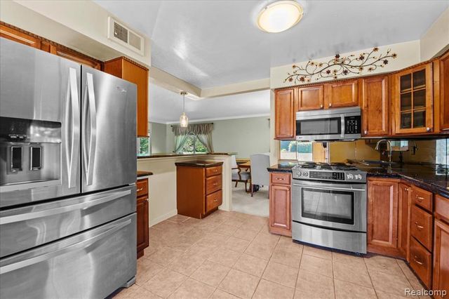 27957 Tavistock Trail, Southfield, MI 48034