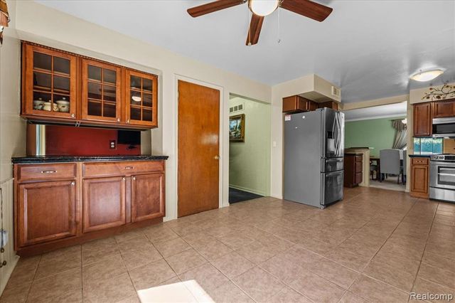 27957 Tavistock Trail, Southfield, MI 48034