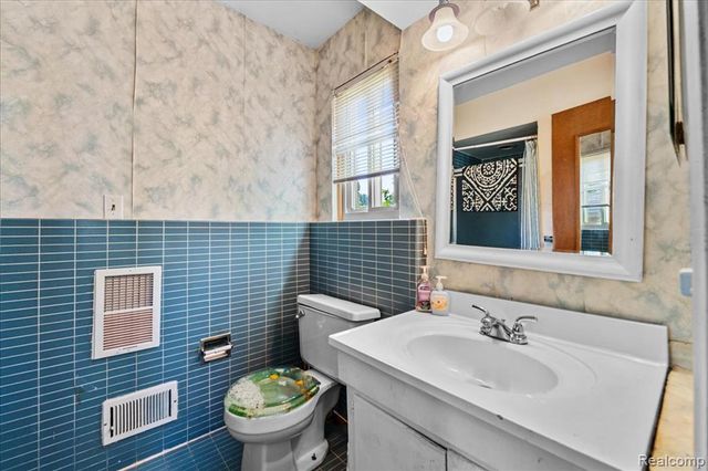 27957 Tavistock Trail, Southfield, MI 48034