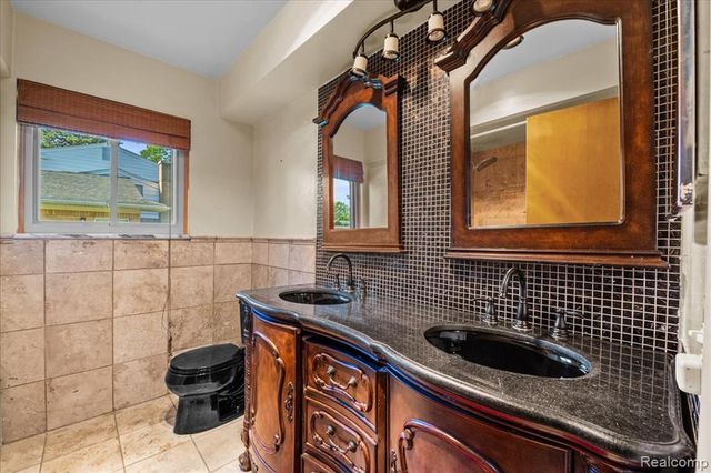 27957 Tavistock Trail, Southfield, MI 48034