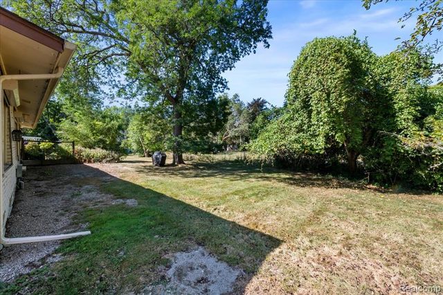 27957 Tavistock Trail, Southfield, MI 48034