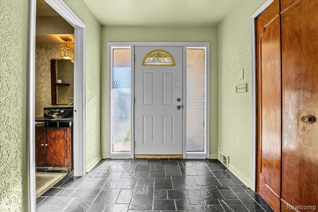 27957 Tavistock Trail, Southfield, MI 48034