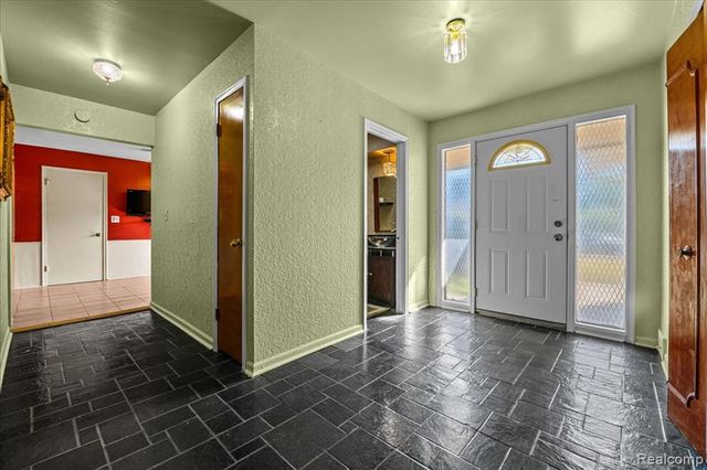 27957 Tavistock Trail, Southfield, MI 48034