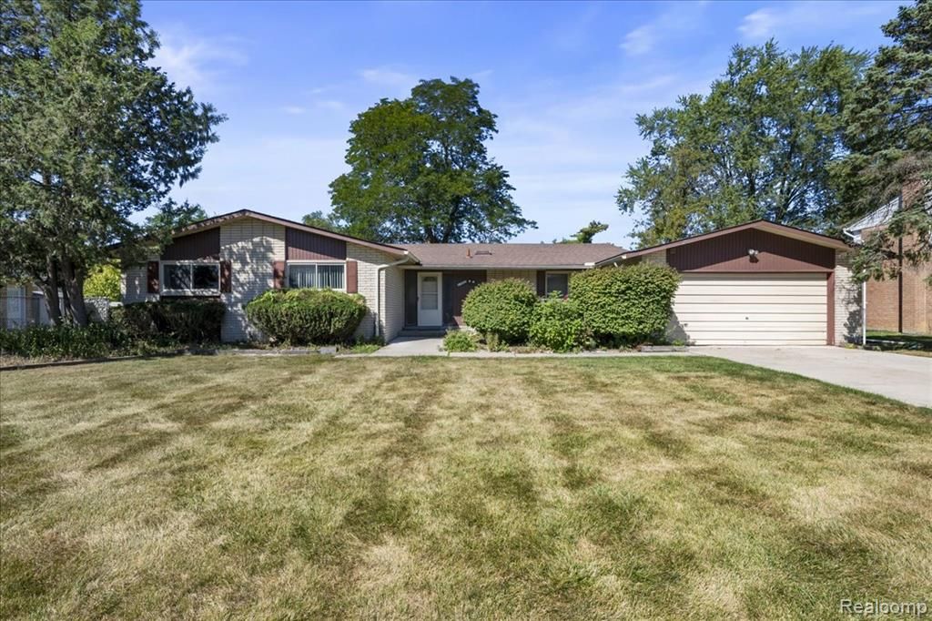 27957 Tavistock Trail, Southfield, MI 48034
