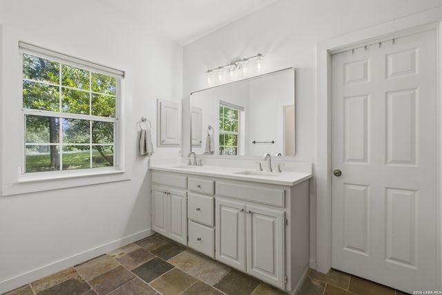 9846 Cash Mountain Rd, Helotes, TX 78023