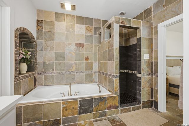 9846 Cash Mountain Rd, Helotes, TX 78023
