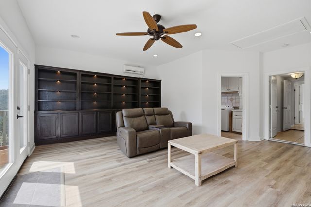 9846 Cash Mountain Rd, Helotes, TX 78023