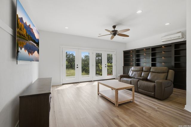 9846 Cash Mountain Rd, Helotes, TX 78023