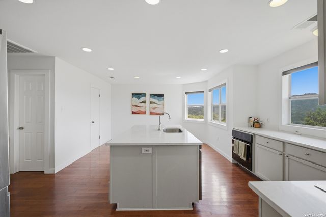 9846 Cash Mountain Rd, Helotes, TX 78023