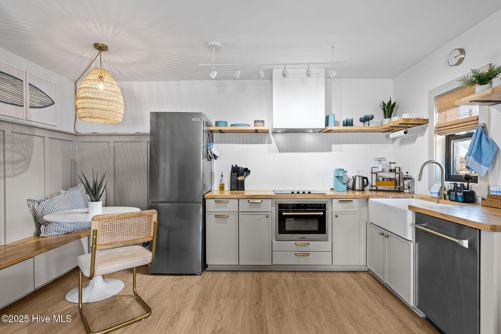 Image 8 of property listing at 1603 Lake Park Boulevard S, Carolina Beach, NC 28428