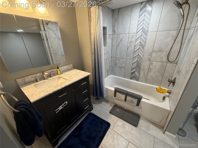 3067 Covey Hill, Oxford Village, MI 48371