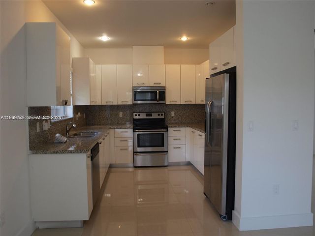 15651 SW 11th Ter, Miami, FL 33194