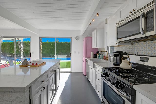 483 E Francis Drive, Palm Springs, CA 92262