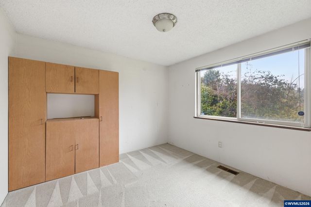 18501 SE Lincoln St, Portland, OR 97233