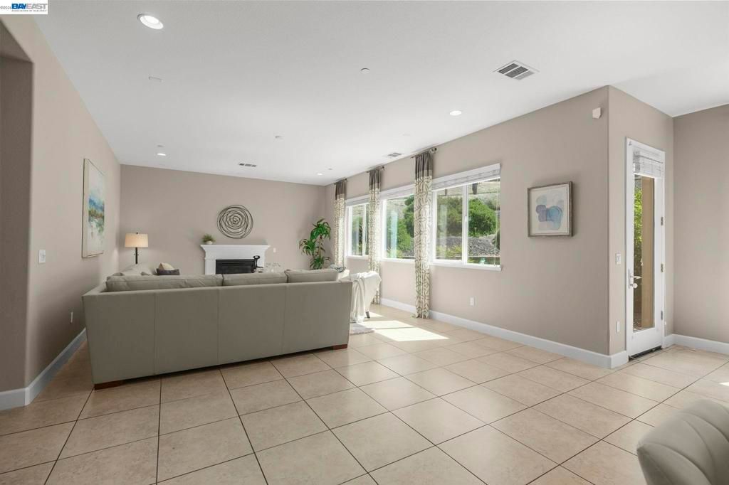 Image 10 of property listing at 4951 Campanille Ct, Dublin, CA 94568