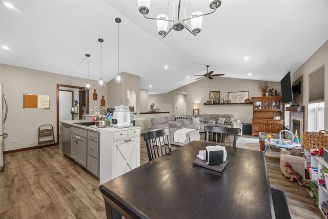 1710 Bobcat Dr NW, Cedar Rapids, IA 52405