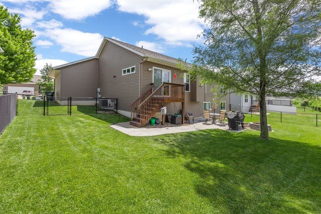 1710 Bobcat Dr NW, Cedar Rapids, IA 52405