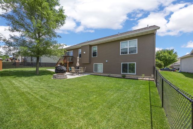 1710 Bobcat Dr NW, Cedar Rapids, IA 52405