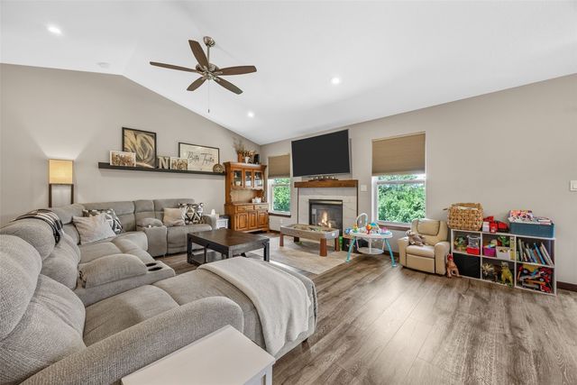 1710 Bobcat Dr NW, Cedar Rapids, IA 52405