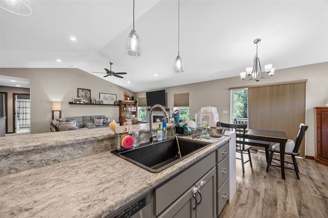 1710 Bobcat Dr NW, Cedar Rapids, IA 52405