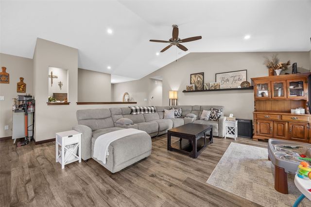 1710 Bobcat Dr NW, Cedar Rapids, IA 52405