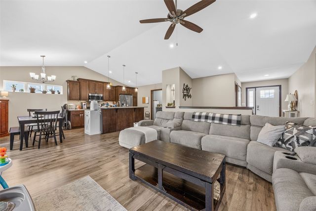 1710 Bobcat Dr NW, Cedar Rapids, IA 52405