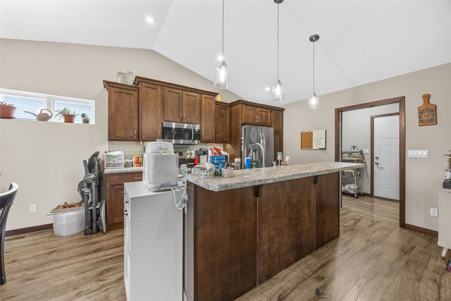1710 Bobcat Dr NW, Cedar Rapids, IA 52405