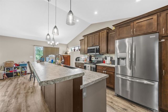 1710 Bobcat Dr NW, Cedar Rapids, IA 52405