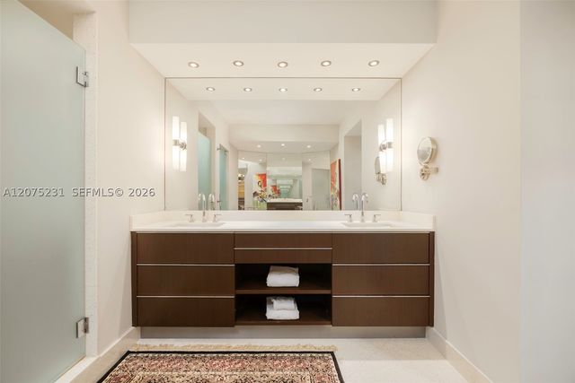 300 Pointe Dr 2806, Miami Beach, FL 33139