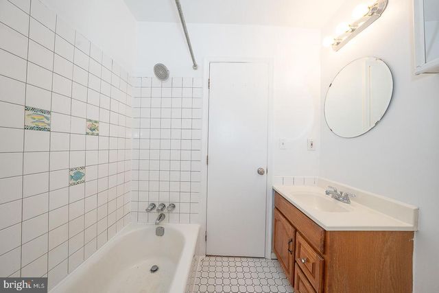 872 LECOUNT, Philadelphia, PA 19130