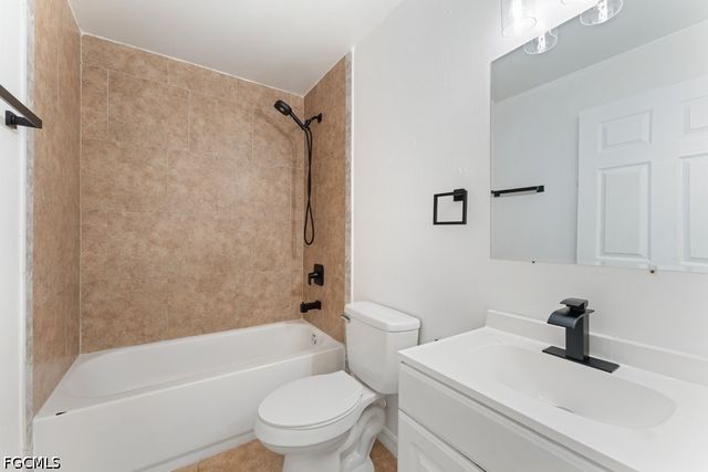 1054 SE 10th ST, Cape Coral, FL 33990