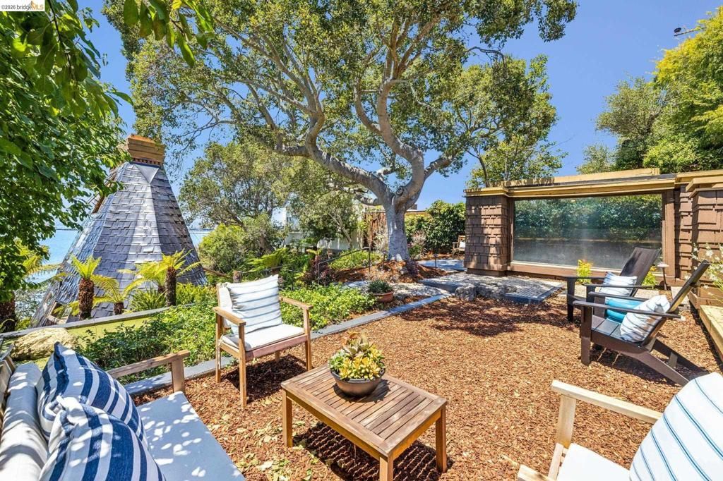Image 13 of property listing at 331 Western Dr, Richmond, CA 94801