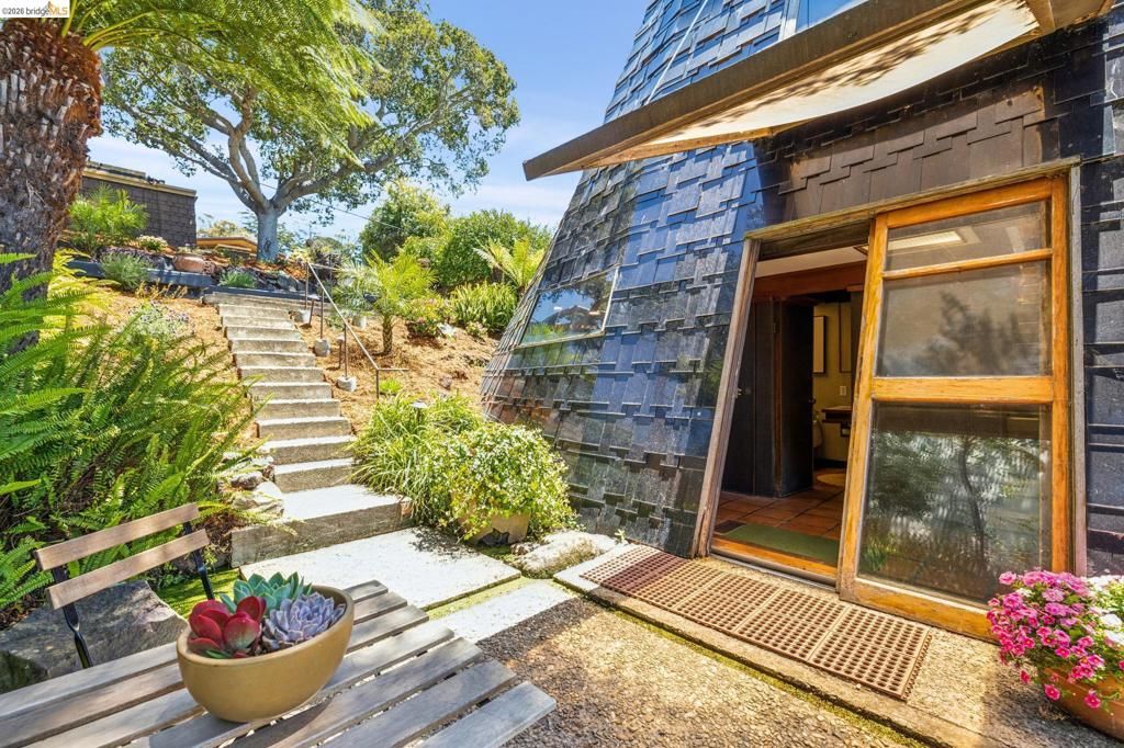 Image 20 of property listing at 331 Western Dr, Richmond, CA 94801