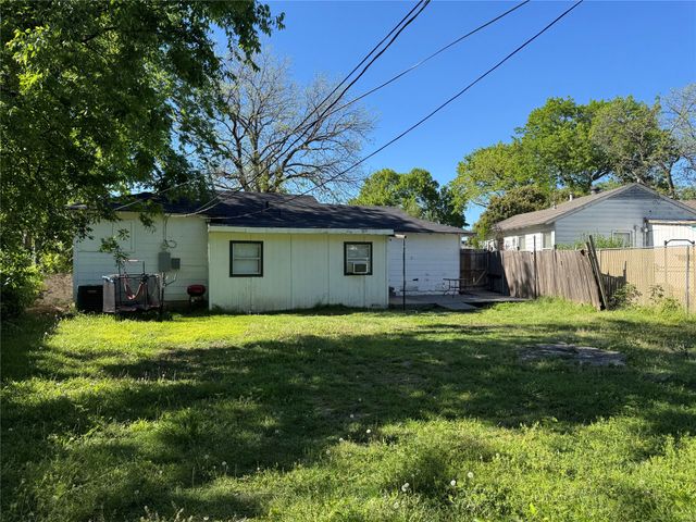 2218 N Farola Drive, Dallas, TX 75228