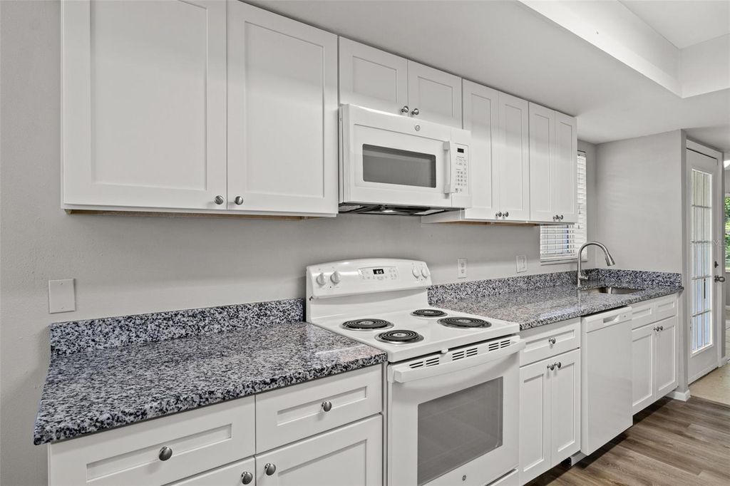 Image 3 of property listing at 3614 PINE KNOT DRIVE 3614, Valrico, FL 33596